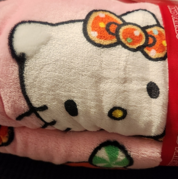 NWT Sanrio Hello Kitty Pink Christmas Gingerbread Plush Blanket Throw Full/Queen - Picture 4 of 8